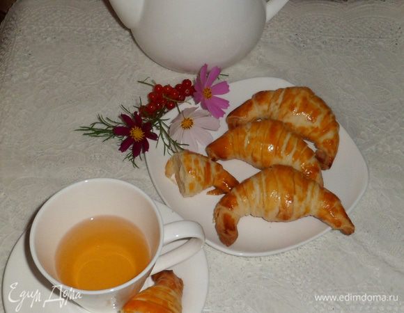 Смазать желтком каждый круассан и поставить в предварительно разогретую до 200 градусов духовку на 25 минут.
Приятного чаепития! 