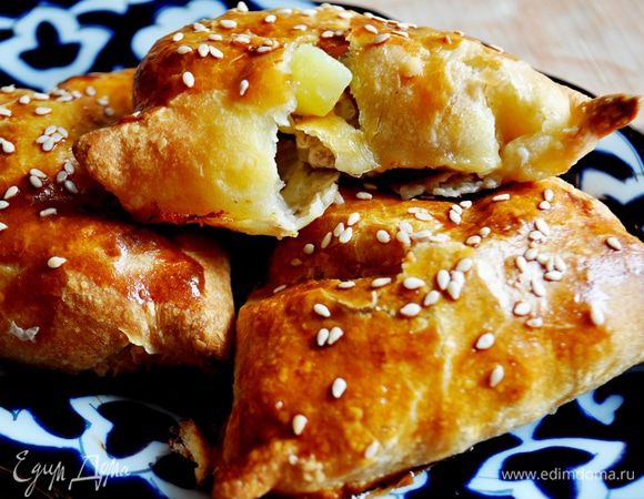 Готовую самсу сложить в глубокую чашку, накрыть крышкой и укутать полотенцем.
До подачи к столу она останется горячей.
Приятного аппетита!