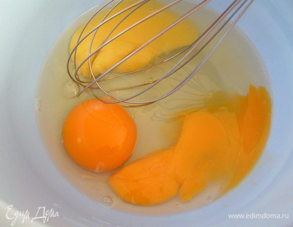 Яйца взбивать миксером, постепенно добавляя сахар, в пену