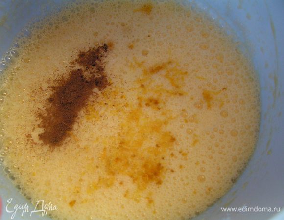 Затем добавить масло, корицу и цедру , взбивая