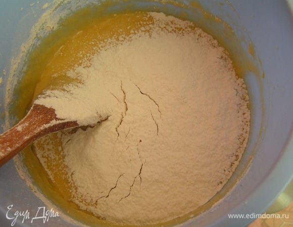Просеять муку и перемешать ложкой, добавить соду , погашенную лим.соком
