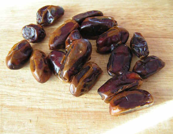 Финики вымыть, обсушить