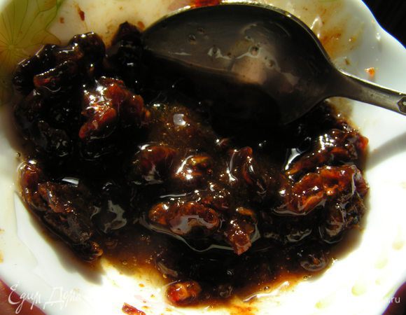 В блендере смолоть их с лимонным соком(не в пюре , а чтобы кусочки остались) и смешать с сиропом