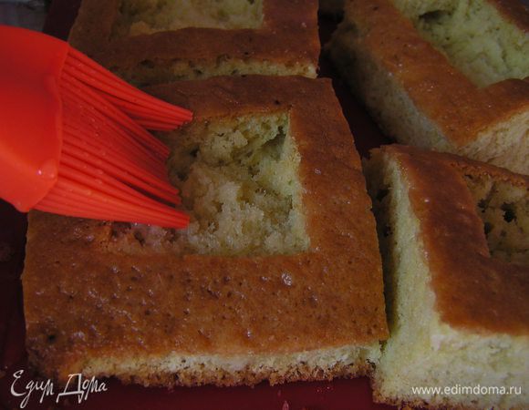 Вырезать у них середину, как на фото, пропитать сиропом от ананасов