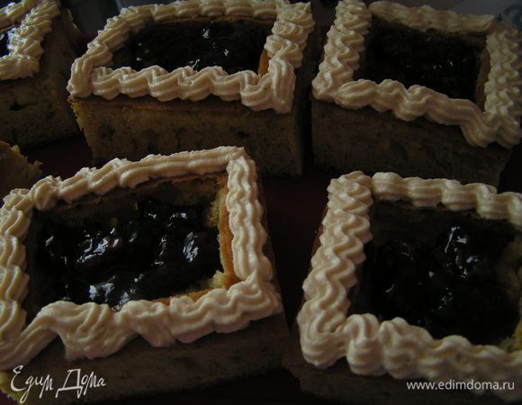 Крем переложить в кондитерский мешочек и по контуру пирожных нанести