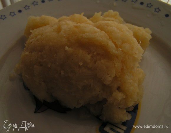 Ананасы смолоть в пюре и избавиться от лишней жидкости(выложить в ситечко и подавить их ложкой)