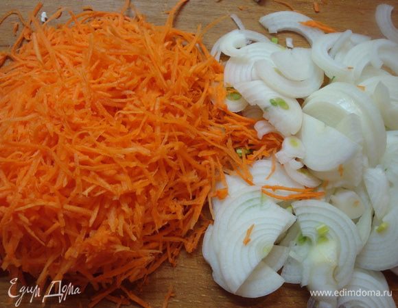 Лук очистить и нарезать полукольцами. Морковь вымыть, очистить и натереть на тёрке для корейской моркови. Чеснок очистить и пропустить через пресс.