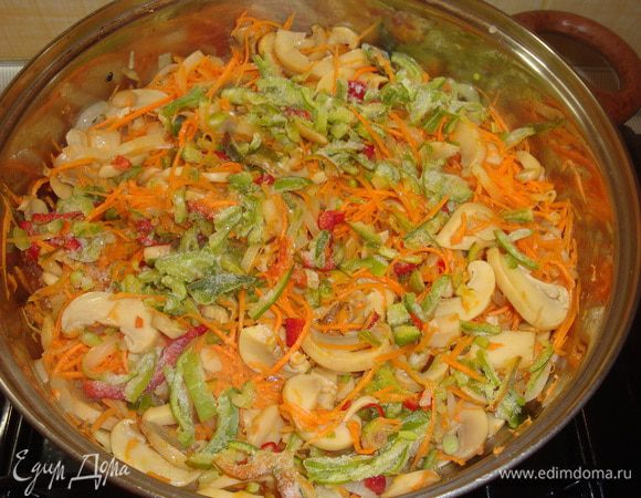 В большой сковороде разогреть растительное масло, выложить лук и периодически помешивая, жарить до его прозрачности. После добавить грибы, жарить 5 минут. Затем добавить морковь, болгарку и тушить минуты 4. Затем добавить чеснок, соевый соус, поперчить, посолить, перемешать, тушить 3 минуты, затем снять с огня.