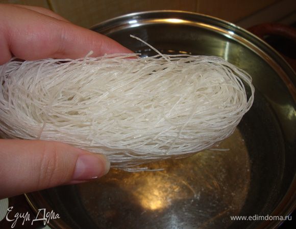 В большой сковороде вскипятить воду, положить фунчозу и варить на медленном огне, постоянно помешивая, 3-5 минут. откинуть на дуршлаг. 