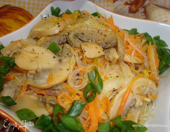 Фунчозу выложить к овощам и грибам, перемешать, и подавать украсив зеленью.