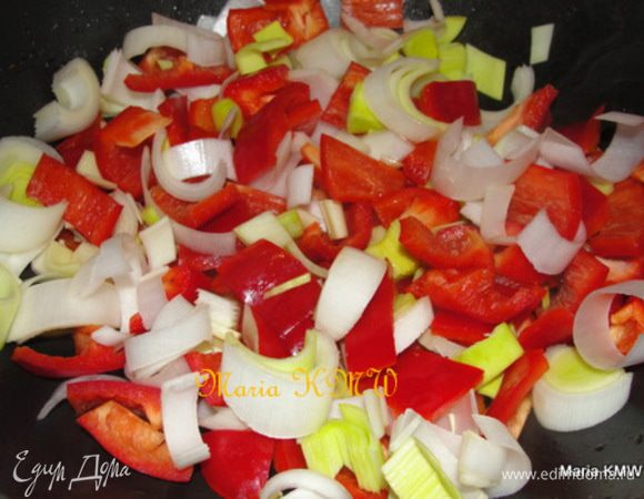 Чистим и режем овощи на кусочки.
