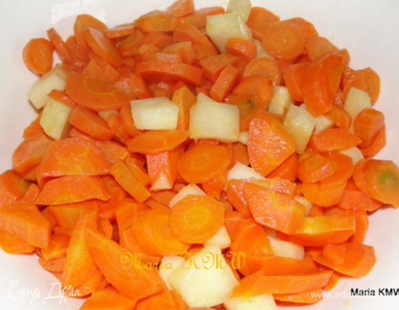 Обжарим овощи минутки 2-3 на смеси оливкового и сливочного масла.
