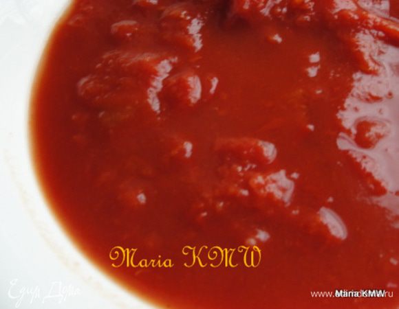 Выкладываем  слегка обжаренные овощи в кастрюльку, добавляем очищенные от кожицы томаты. Заливаем бульоном и варим 15 минут на среднем огне.
Приправляем солью, пряностями.
Можно добавить немного сливок, вкус будет насыщенее и ароматнее.