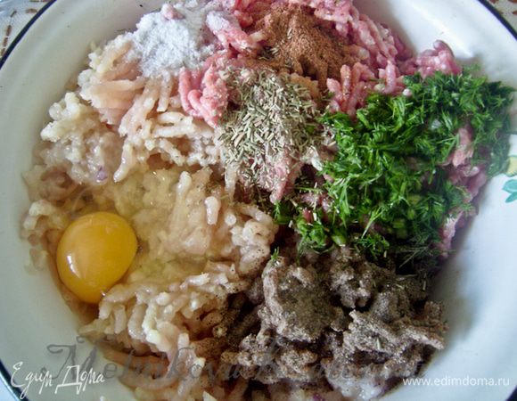 Мясо пропустить через мясорубку с луком и чесноком. Добавить к фаршу яйцо, укроп, соль, специи. Тщательно все перемешать. 