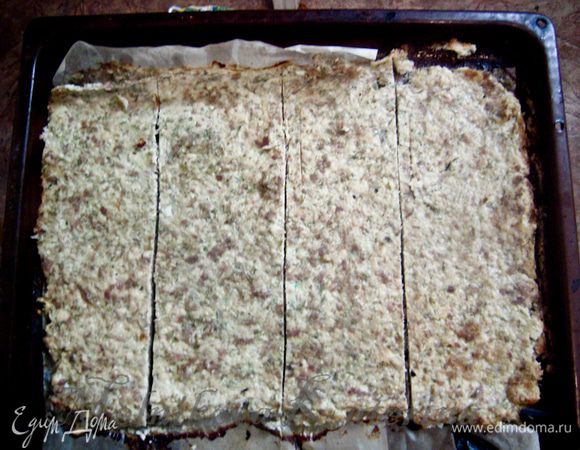 Вынуть из духовки, дать остыть. Разрезать корж на 4 равные части. Пекарская бумага от коржа отделяется легко. 