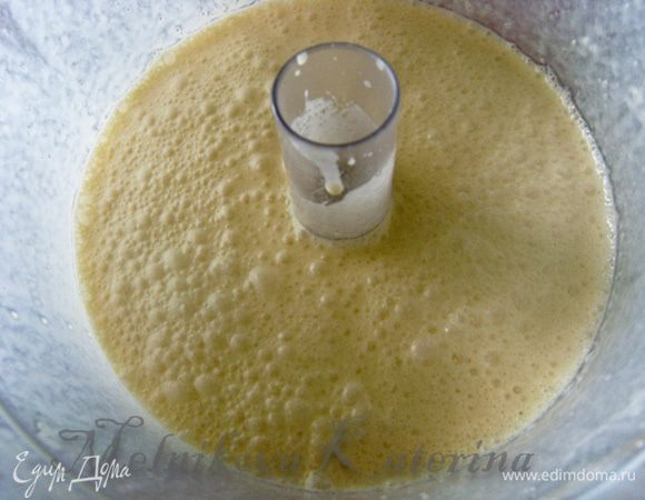 Добавить лимонный сок, сметану/йогурт, крахмал/муку. Продолжать взбивать еще несколько минут. Добавить 2 ст.л. горячего бульона/воды и взбивать еще 1 минуту. 