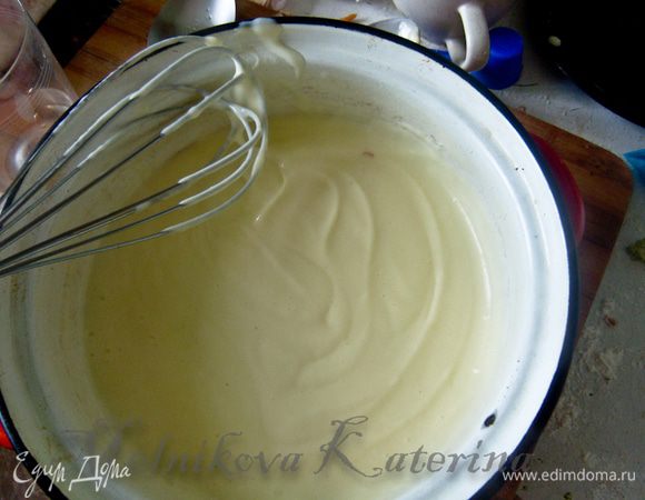 В горячий бульон/воду ввести яично-лимонную смесь и варить на медленном огне помешивая, до загустения. Дать крему немного остыть. 