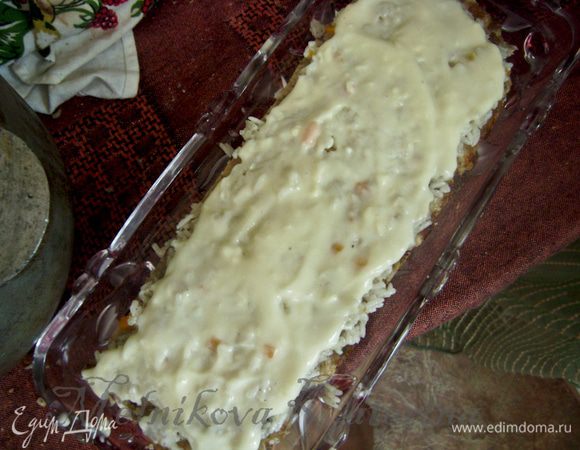 Смазать не слишком толстым слоем кремом. Сверху выложить опять мясной корж. Так чередовать мясной корж, рисовую начинку и крем. Украсить торт мелко нарубленной зеленью и помидором. 