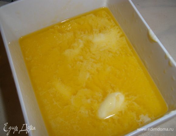 Сливочное масло растопить и оставить остужаться. 