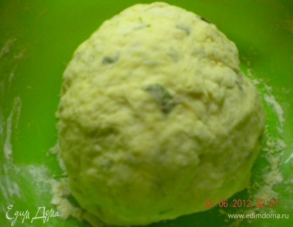 Для теста: сыр натереть, зелень мелко порезать, все ингридиенты смещать и замесить тесто.