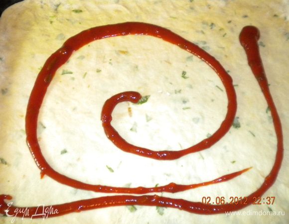 Тесто раскатать, выложить на смазанный маслом противень (если противень или форма не очень большие, то теста хватает на две пиццы), тонким слоем лепешку из теста смазать кетчупом.