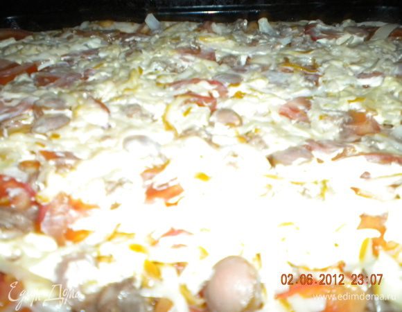 Колбаски, лук и помидоры нарезать.
Сыр натереть.
Нарезанные ингридиенты выложить на тесто, добавить фарш, сверху посыпать сыром и смазать майонезом.
В разогретую духовку на 20-40 мин. (зависит от толщины теста).