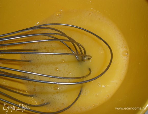Яйца взбить венчиком  с сахаром, добавить к сыркам и все размешать. 