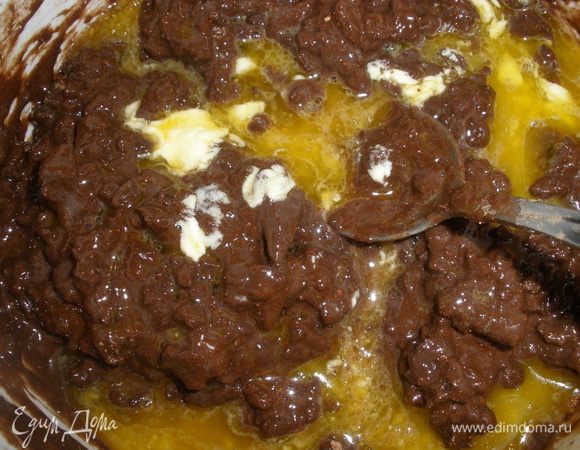 Затем добавить какао, масло, щепотку соли и все размешать как следует. 