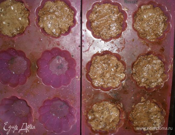 Выложить тесто в формочки для кексов на 2/3 высоты и отправить в духовку на 20 минут при температуре 190 градусов. 