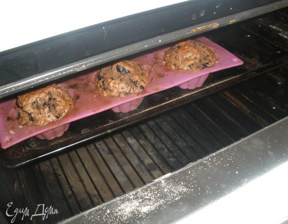 Затем плиту выключить. Приоткрыть и оставить кексы еще на 10-15 минут "доходить"