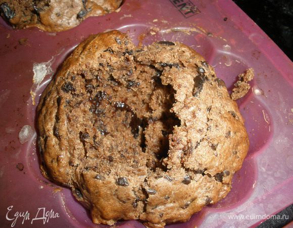 Готовые кексы достать из формочек. Остудить немного и чайной ложкой вытащить небольшую часть серединки. 