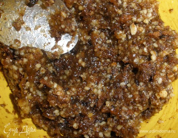 Половину "серединок" искрошить, добавить орешки и джем. Немного орехов оставить на украшение.  Растереть до однородной массы. 