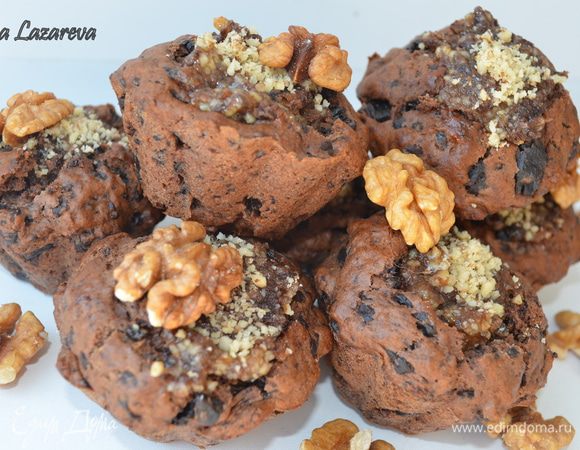 Уложить ее в кексы и сверху украсить орешками. 