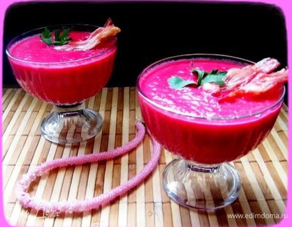 Готовый суп измельчить в пюре с помощью блендера. Вернуть в кастрюлю. Влить сливки и прогреть до температуры подачи.
  Разлить суп по прозрачным стаканам или креманкам, украсить
 беконом и листиками петрушки.
 Очень вкусный, лёгкий, нежный супчик. Нам понравился. Попробуйте и Вы!