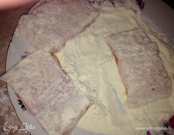 посолить, обвалять в муке