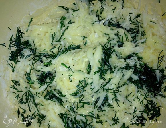 Картофель трем на крупной терке, отжимаем сок. К картофельной массе добавляем яйца, муку, солим, перчим, добавляем порезанную зелень, вымешиваем
