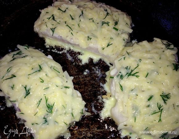 Затем, к филе прижимаем картофельную массу с обеих сторон, и осторожно кладем на разогретую сковороду (с раст.маслом) и жарим на умеренном огне