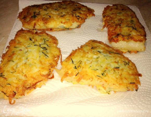 В конце обжаривания я накрыла крышкой буквально на три минутки. Затем выкладываем нашу рыбку на бумажное полотенце, чтоб собрать лишний жир