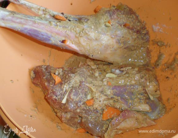 Баранью ногу разрубить пополам, обмыть, намазать хреном и специями, оставить на 2 часа в холодильнике.