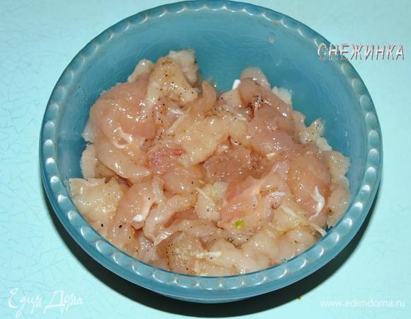 Куриное филе порезать небольшими кубиками, посолить, поперчить, добавить чеснок, натертый на терке или пропущенный через пресс. 