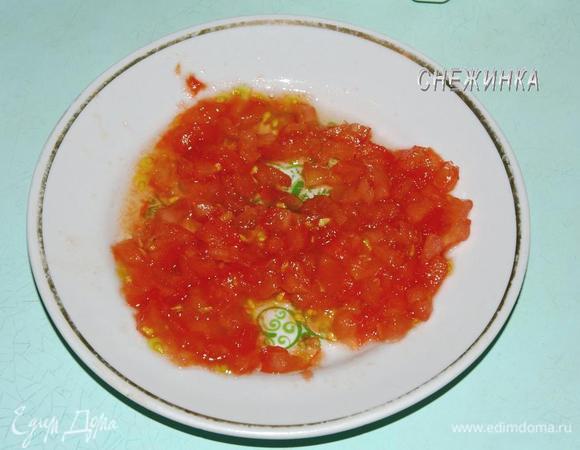 Помидор на несколько секунд опустить в кипящую воду, затем обдать холодной водой и снять шкурку. Мякоть мелко порезать.