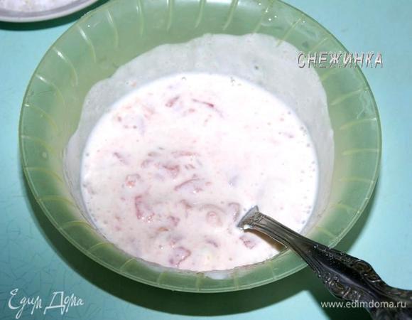 Сметану смешать с измельченным помидором, посолить.