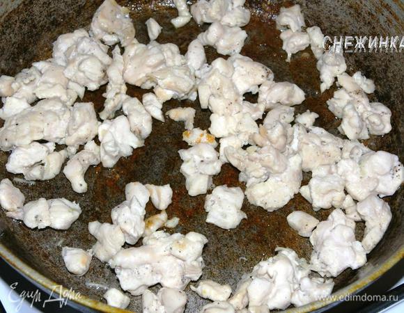 На сковороде разогреть оливковое масло, положить куриное филе и обжарить на среднем огне несколько минут.