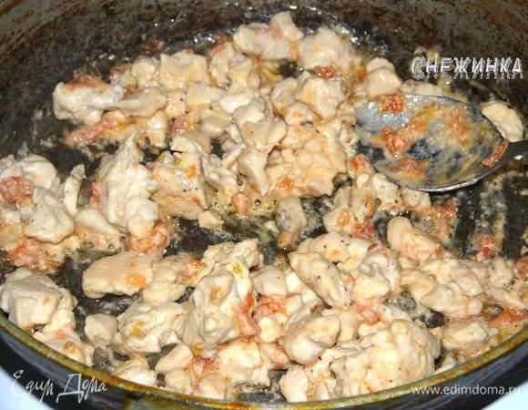 Затем влить сметанно-томатный соус и томить курицу до его выкипания.