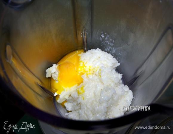 Рис разварить в воде с молоком с добавлением соли. Готовый рис отправить в блендер. Добавить желток, сливочное масло и щепотку сахара.