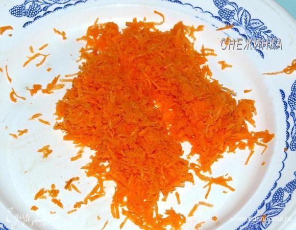Морковь натереть на сырной терке.
