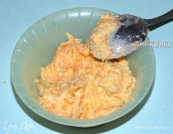 Взбитую однородную рисовую массу переложить в миску и смешать с морковью.