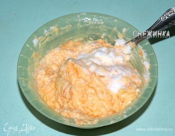 Аккуратно, в несколько подходов, ввести взбитый белок в морковно-рисовую массу.