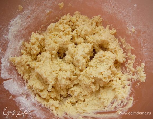 Постепенно дождиком добавить просеянную муку и соль. Продолжать взбивать на низкой скорости до получения крошки.
