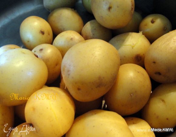 Отварить молодую картошку до готовности. Воду слить.